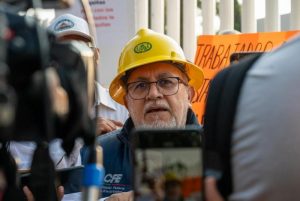 Jubilados de la CFE marchan en Morelia para exigir respeto a sus pensiones